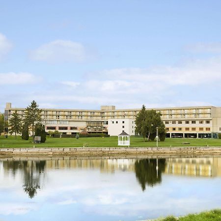 Ramada By Wyndham Belleville Harbourview Conference Center Екстер'єр фото