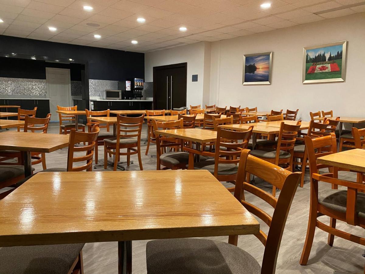 Ramada By Wyndham Belleville Harbourview Conference Center Екстер'єр фото