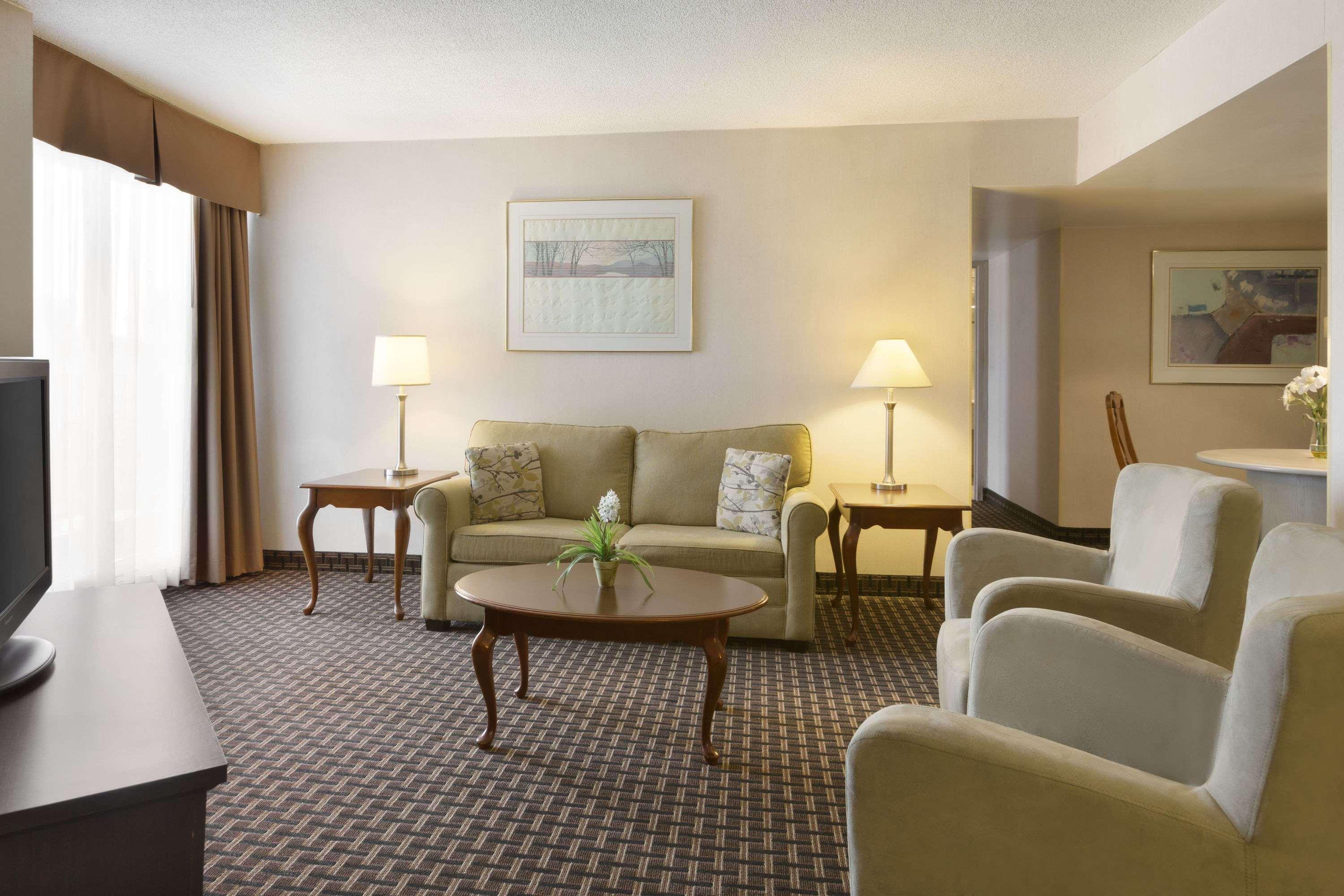 Ramada By Wyndham Belleville Harbourview Conference Center Екстер'єр фото