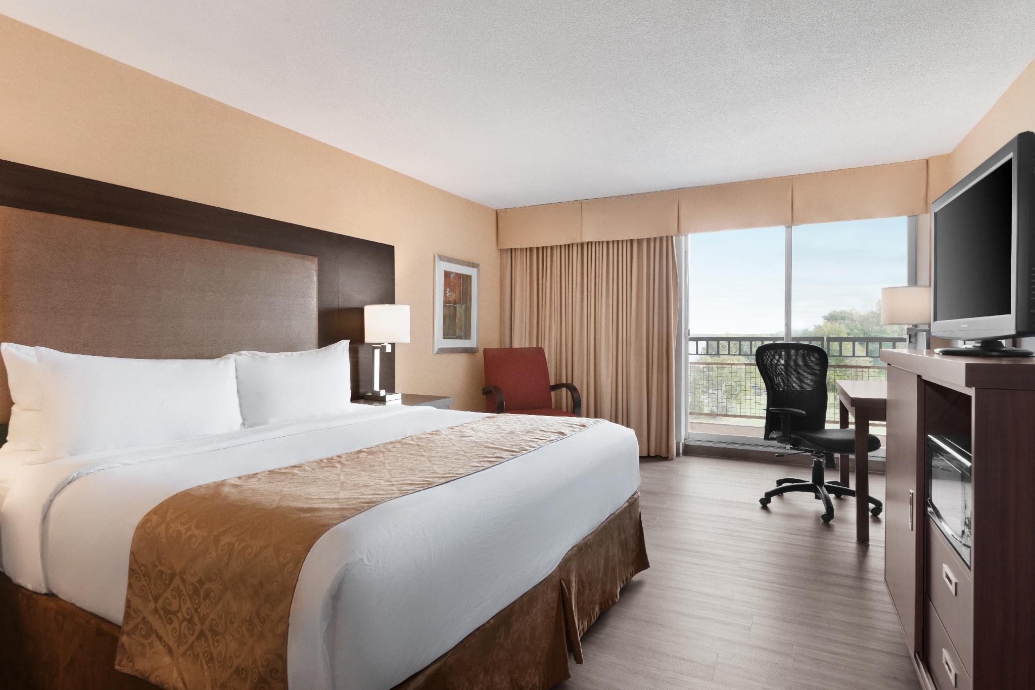 Ramada By Wyndham Belleville Harbourview Conference Center Екстер'єр фото
