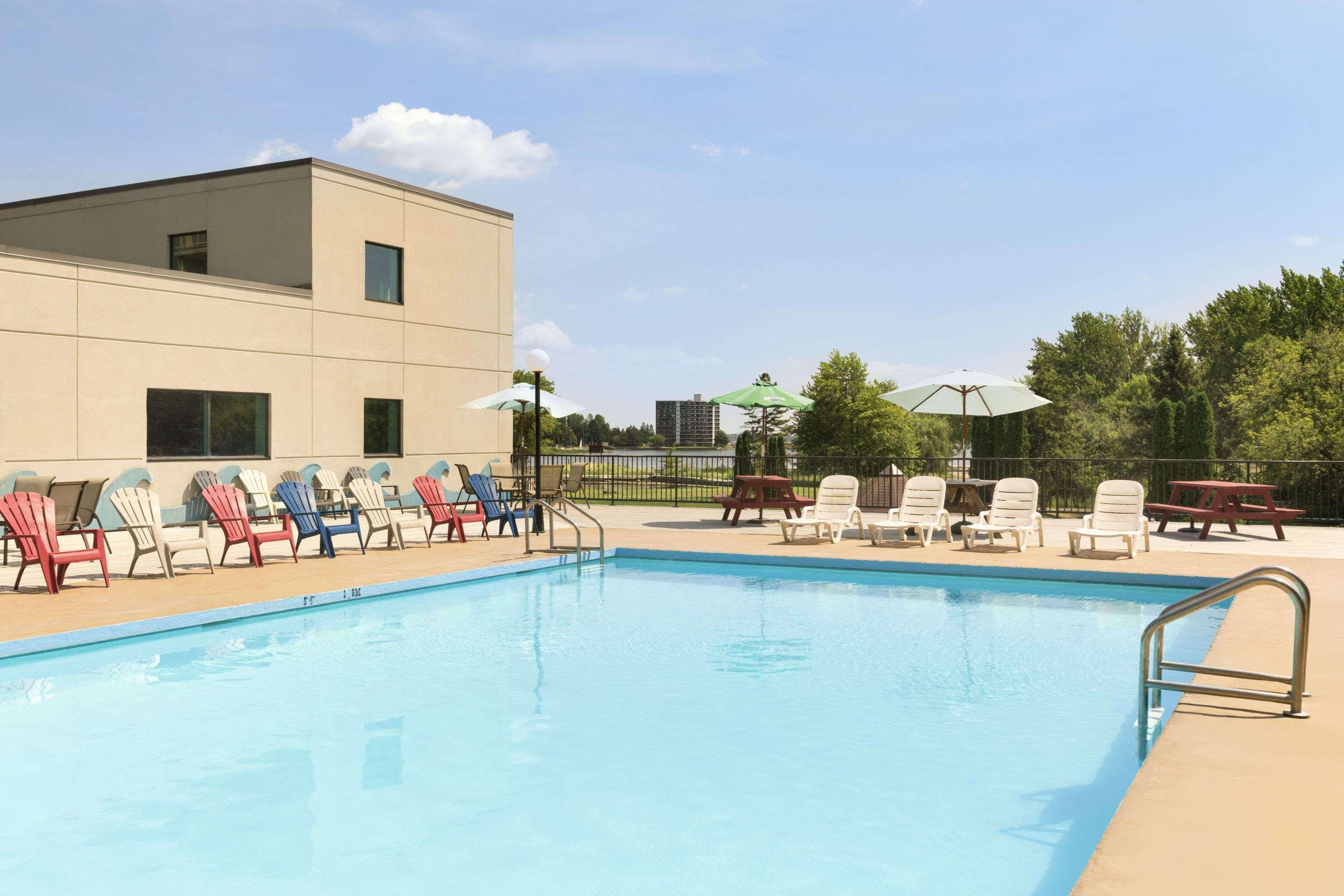 Ramada By Wyndham Belleville Harbourview Conference Center Екстер'єр фото