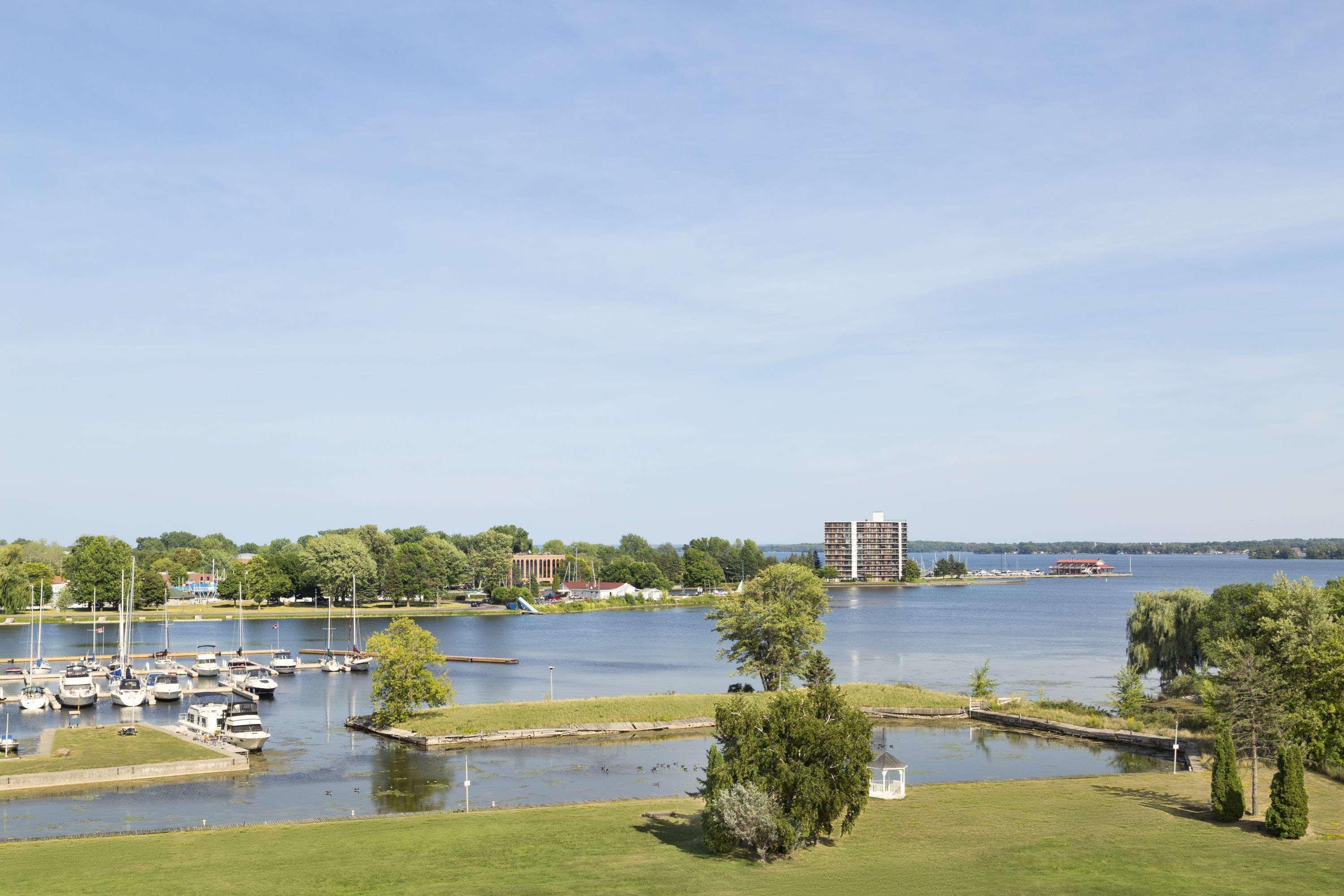 Ramada By Wyndham Belleville Harbourview Conference Center Екстер'єр фото