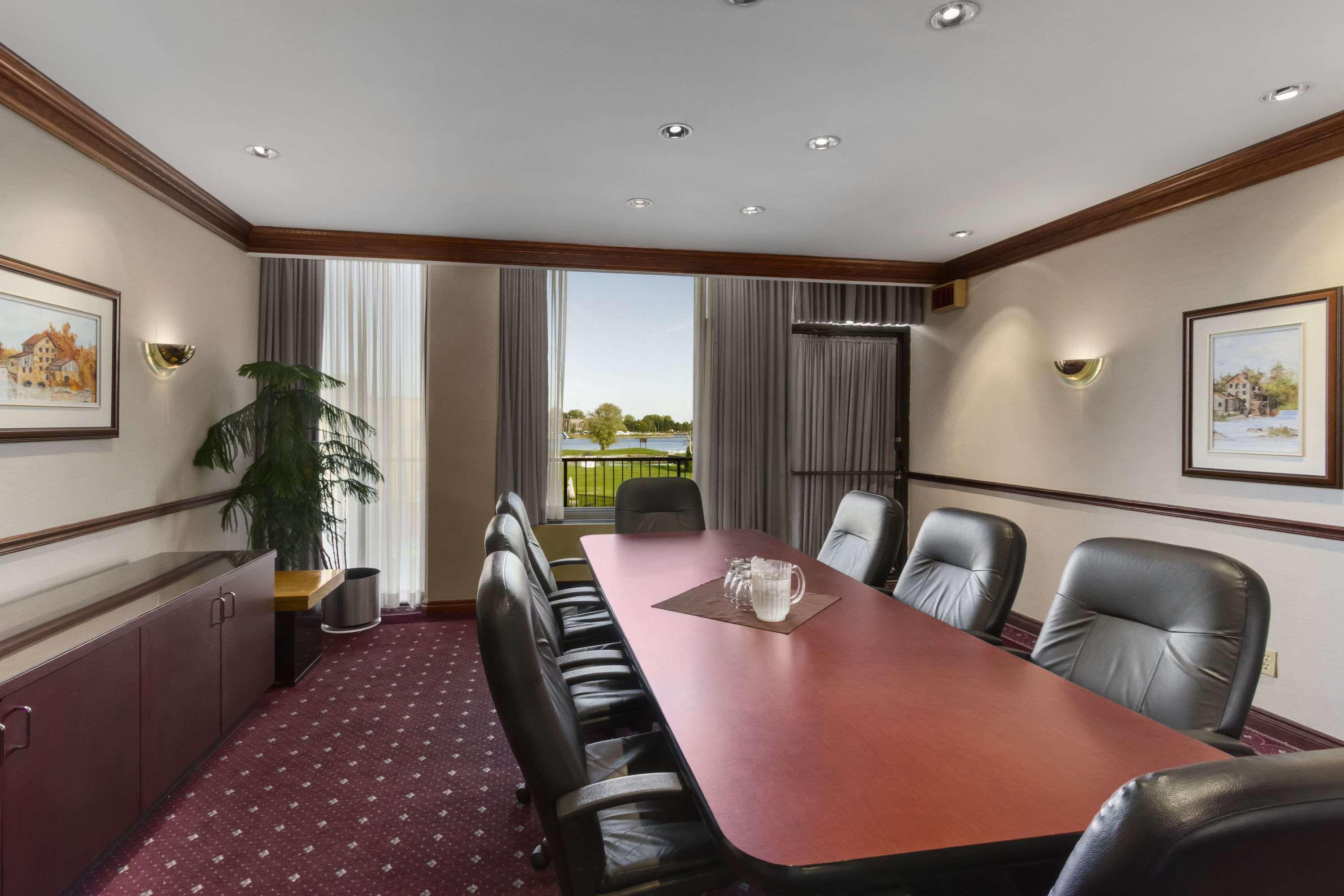 Ramada By Wyndham Belleville Harbourview Conference Center Екстер'єр фото
