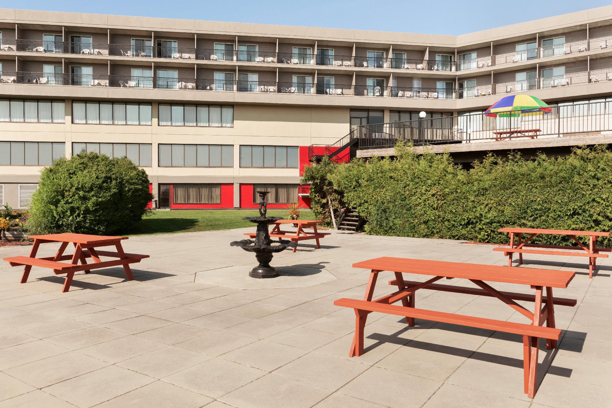 Ramada By Wyndham Belleville Harbourview Conference Center Екстер'єр фото