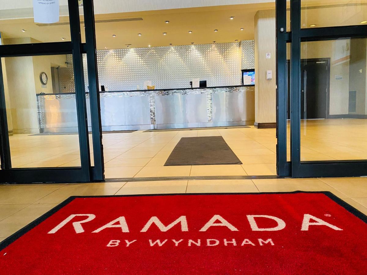 Ramada By Wyndham Belleville Harbourview Conference Center Екстер'єр фото
