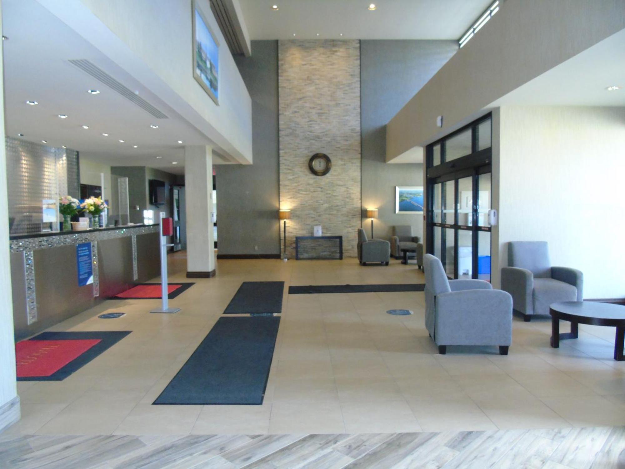 Ramada By Wyndham Belleville Harbourview Conference Center Екстер'єр фото