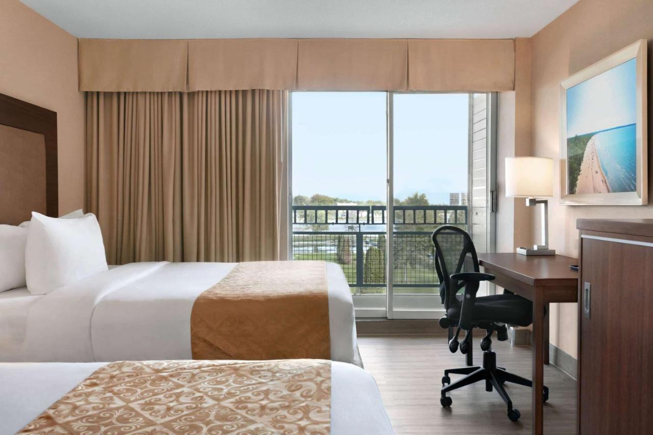 Ramada By Wyndham Belleville Harbourview Conference Center Екстер'єр фото