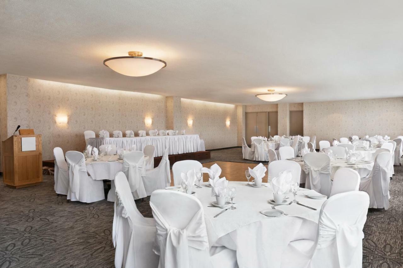 Ramada By Wyndham Belleville Harbourview Conference Center Екстер'єр фото
